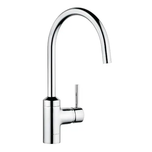 Chromfarbener Küchenarmatur von Kludi mit hohem Auslauf und seitlichem Hebel zur Wasserregulierung. Schlichte, moderne Form ohne weitere Verzierungen.